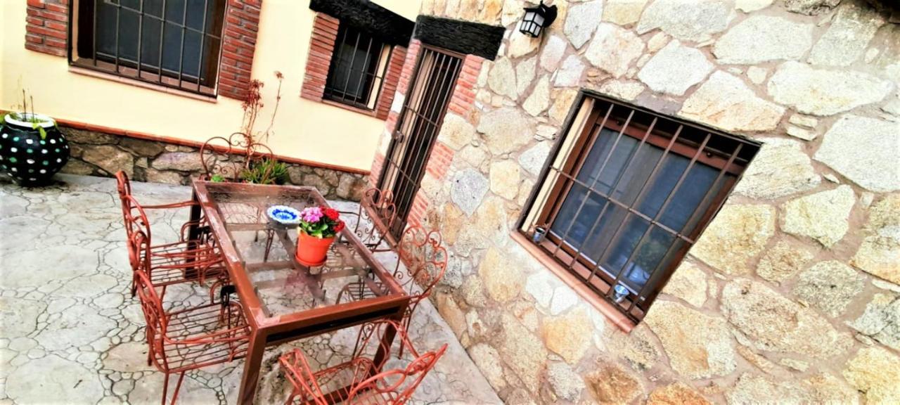 Apartamentos La Rosa Y El Pastor Guijo de Santa Barbara Exterior photo